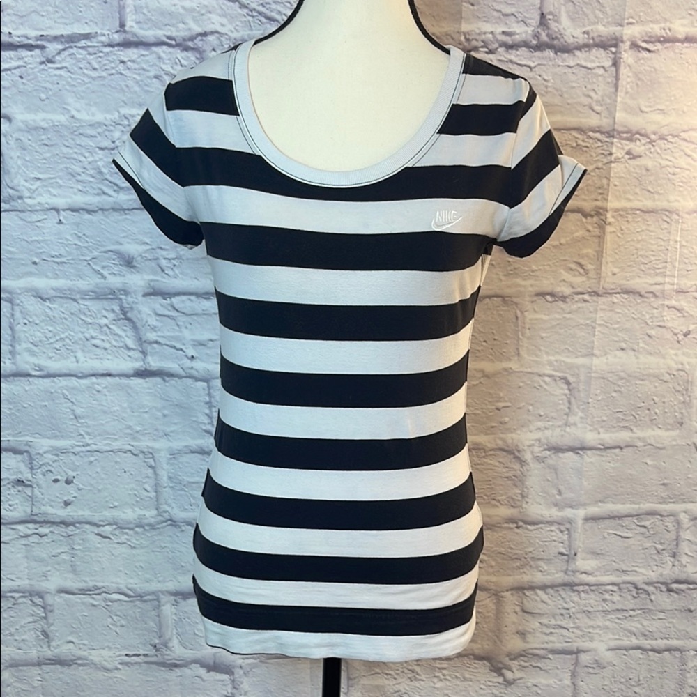 Sporty Nike Black and White Fitted Cap Sleeve T-Shirt Size S Pullover Scoop neck